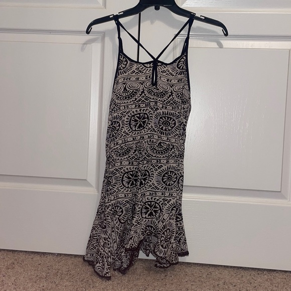 black and white criss cross romper - Picture 1 of 2